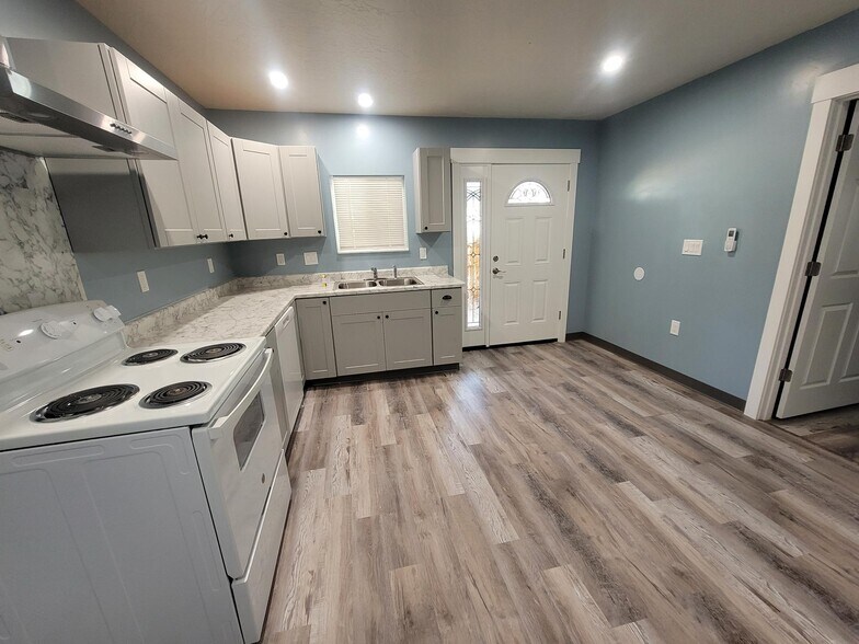 Building Photo - 168 E 70 S