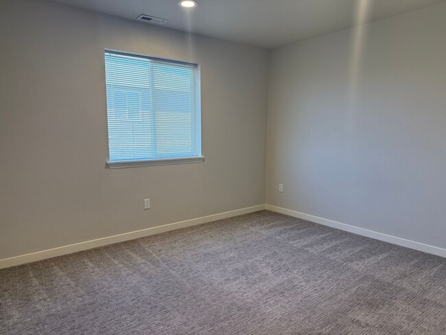 Building Photo - Stunning 4 Bedroom West Valley Townhome - $500 SPECIAL MOVE IN CREDIT