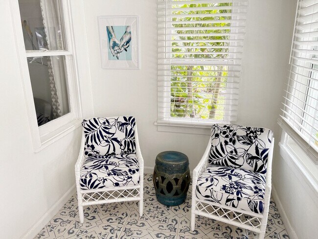 Building Photo - 835 NE 21st Dr