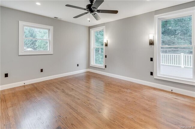 Building Photo - 8 Montfort Woods Rd