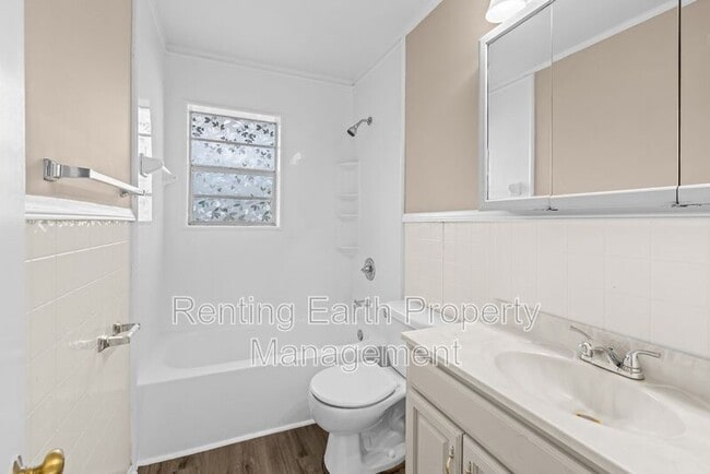 Building Photo - 2421 Circle Dr