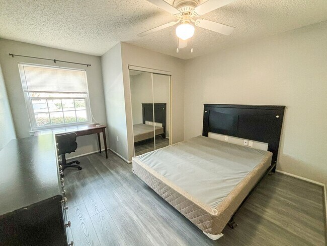 Building Photo - Windsor Park #317 - Pet Friendly!