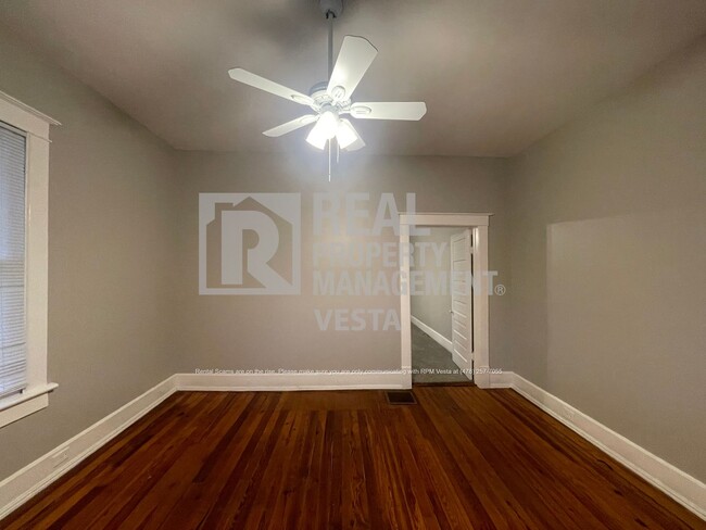 Building Photo - Recently Updated One Bedroom Duplex in Gre...