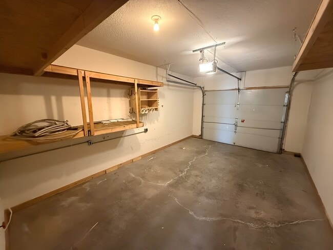 Building Photo - 3 Bed, 2 Bath Townhome Available Now!