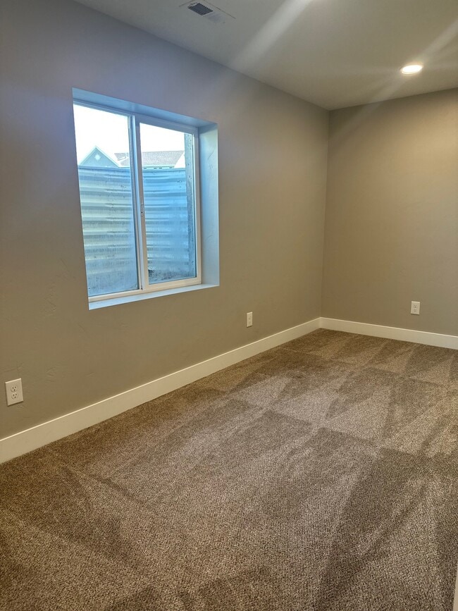 Building Photo - 6038 Bayshore Dr