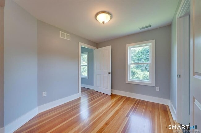 Building Photo - 157 River Rd