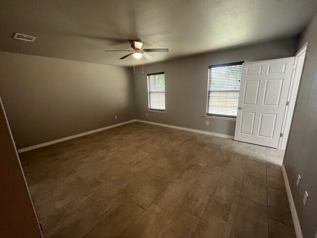 Building Photo - 301 Root Ave