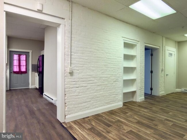 Building Photo - 100 S Front St