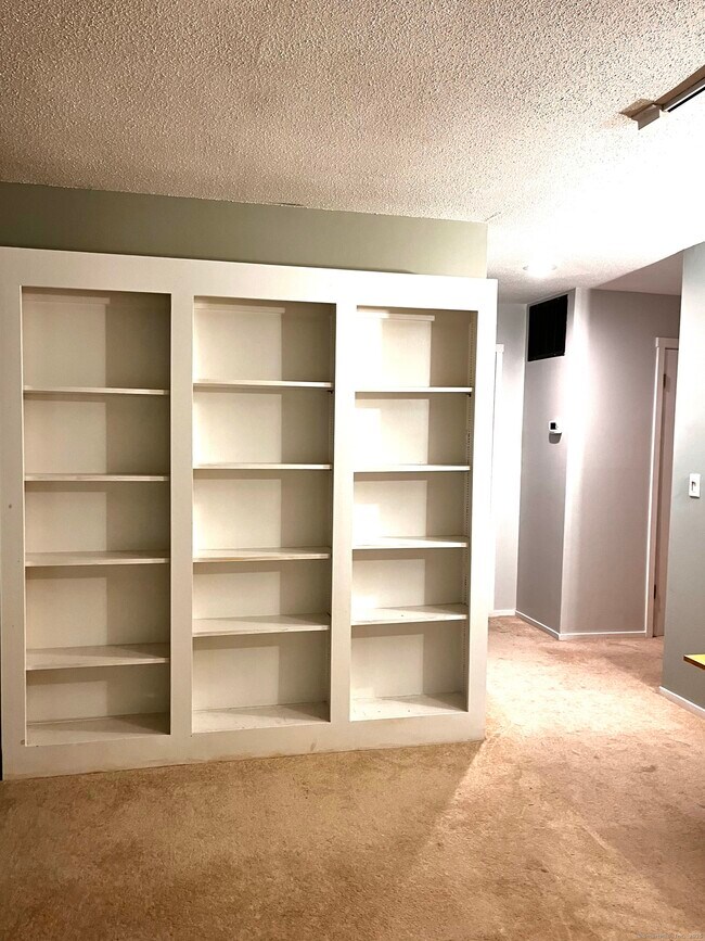 Building Photo - 38 Library Ln