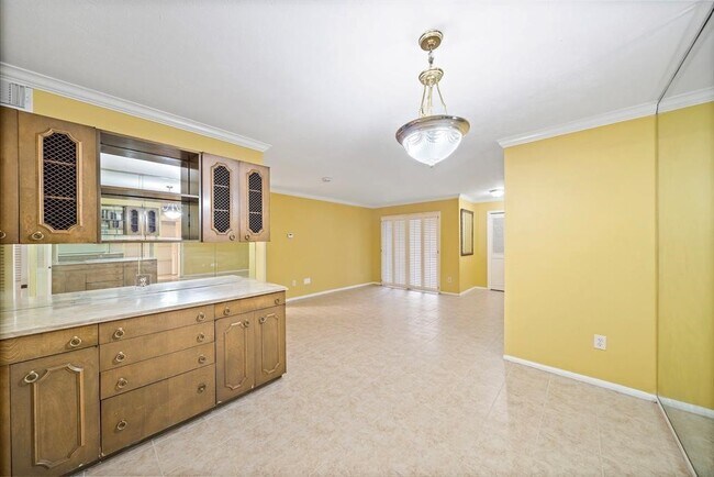 Building Photo - 7600 Burgoyne Rd