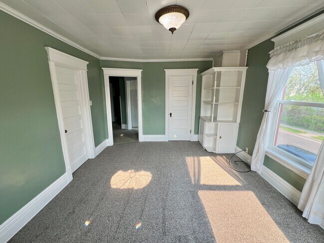 Building Photo - AVAILABLE JUNE - Upper 2 Bed 1 Bath Apt w/ Private Laundry