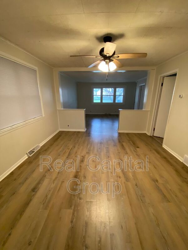 Building Photo - 305 Cable St