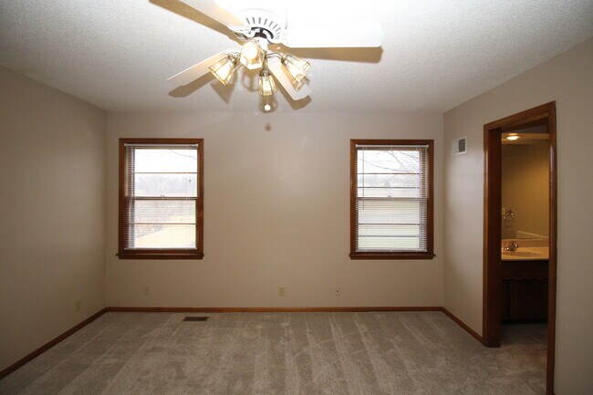 Building Photo - Huge 3 Bed 2.5 Bath home Overland Park