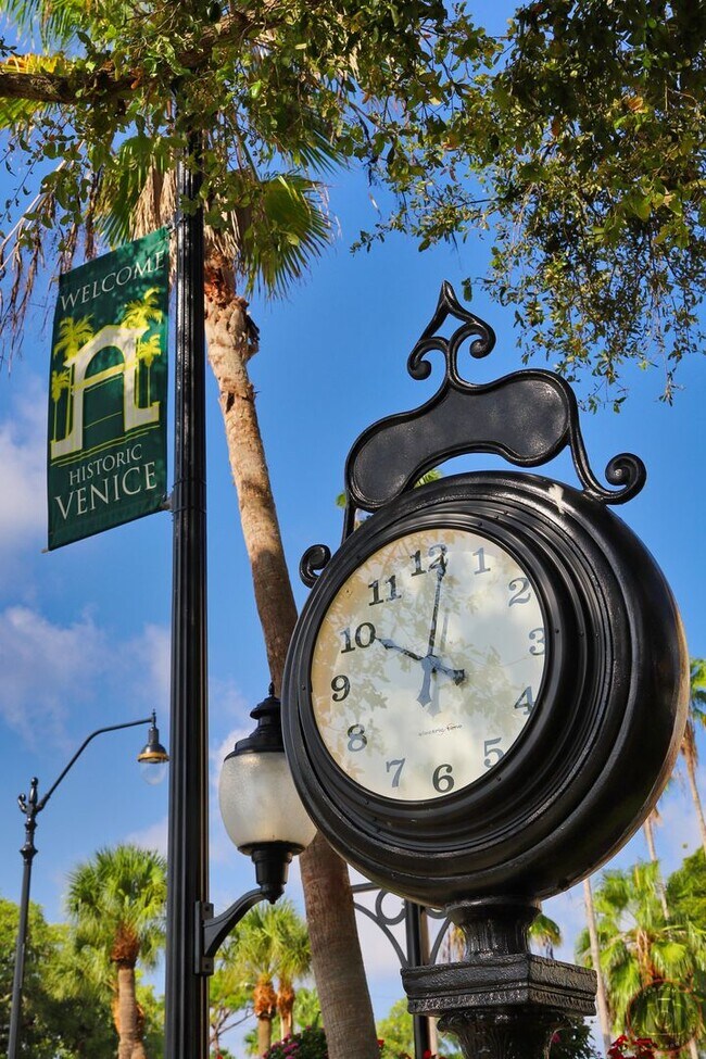 Building Photo - Seasonal Short-Term Venice Island Townhouse Steps from Venice Beach!