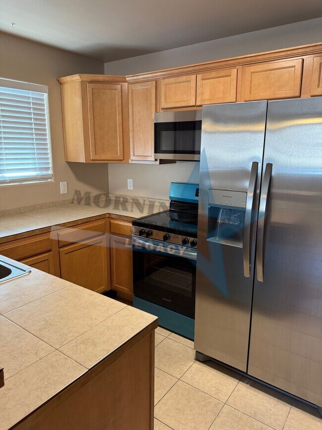 Building Photo - Like NEW! Location & Quality!