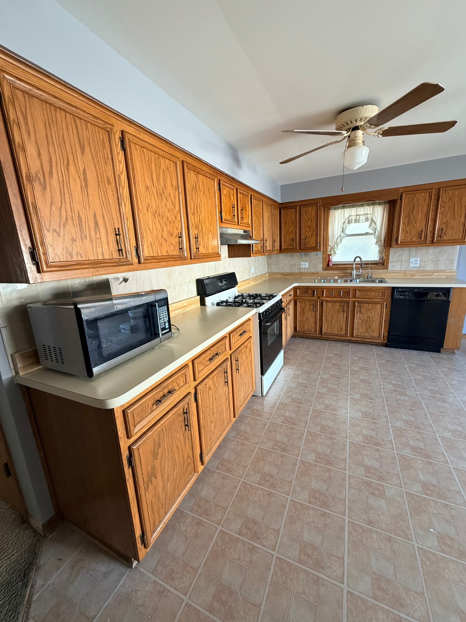 Kitchen - 5030 Carol St