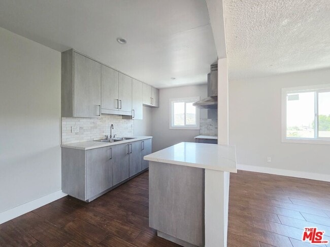 Building Photo - 9949 Pinewood Ave