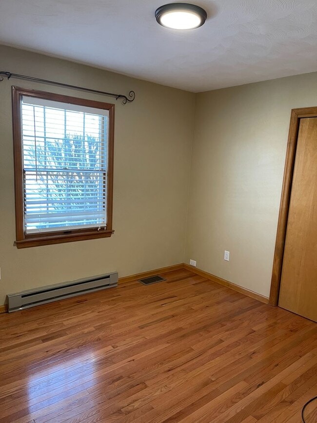 Building Photo - Spacious 3 Bedroom Ranch with finished basement available July!