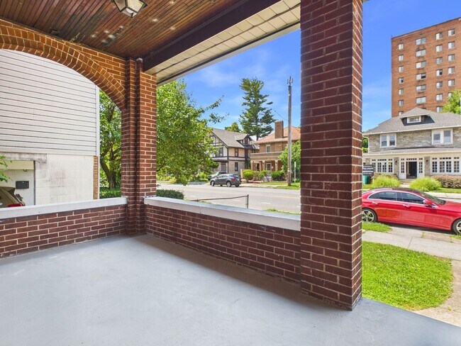Building Photo - Large 3 Bedroom on 2nd St