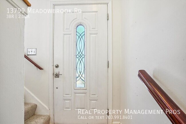 Building Photo - 3 Bed Single Family Home w/ Fenced in Back...