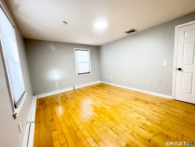 Building Photo - 8 Wildwood Rd