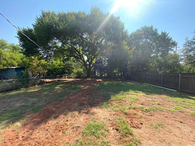 Building Photo - 305 S Fifth