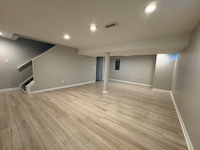 Building Photo - 361 St Thomas Dr