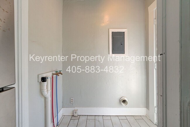 Building Photo - N Gatewood Ave Duplex