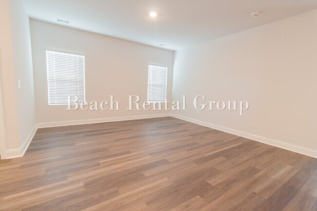 Building Photo - Spacious 3 Bedroom w/Loft, End Unit