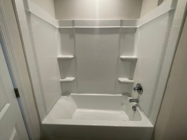 Building Photo - 4 Bedroom 2 1/2 Bath