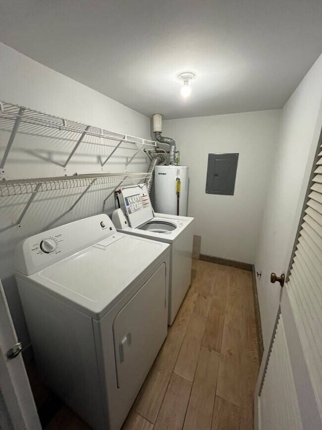 Building Photo - "Spacious 3 Bedroom/2 Bath Home in Florissant!"  Available for Move-In on 8/15/2026