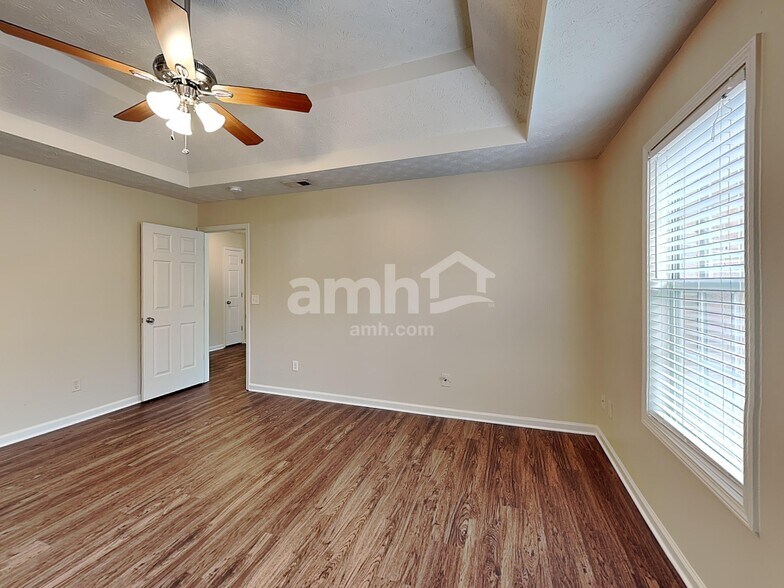 Building Photo - 550 Brook Hollow Dr