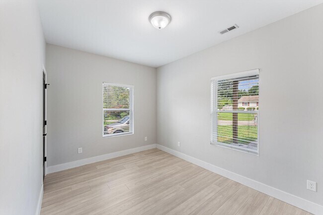 Building Photo - 5004 Knoxwood Dr