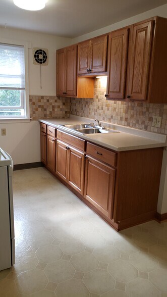 Building Photo - 166 Longmeadow Rd