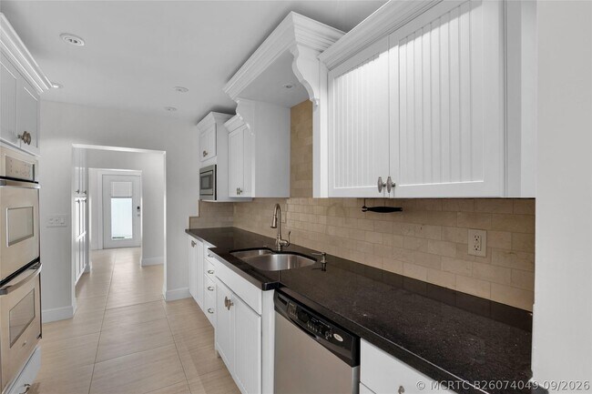 Building Photo - 2401 NE 47th St