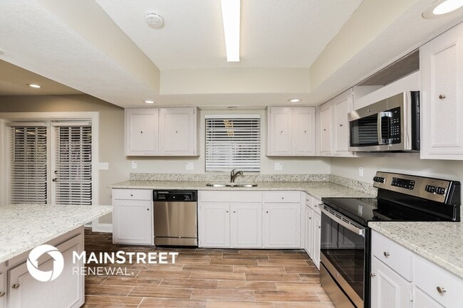 Building Photo - 1580 Banks St