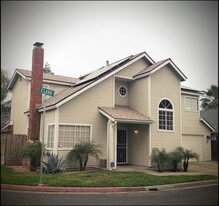 Building Photo - 2329 N Clark St