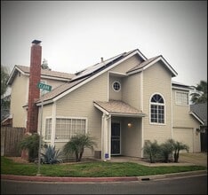 Building Photo - 2329 N Clark St