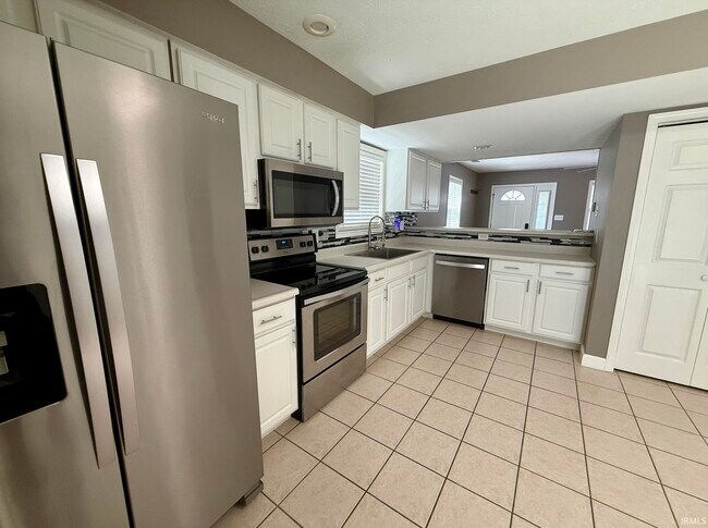 Building Photo - 3360 S Oaklawn Cir