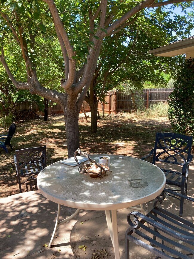 Building Photo - Lovely West Sedona home with large fenced ...