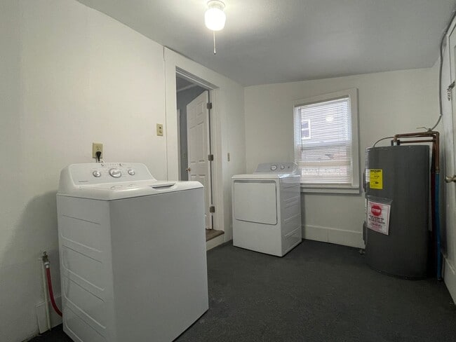 Building Photo - 2 Bedroom 1 Bathroom Home