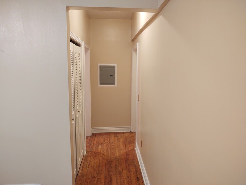 Hallway with two walking closets circuit panel - 220 W Walnut St