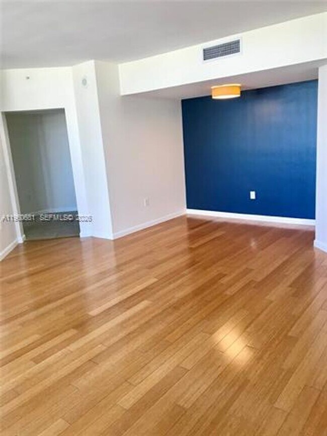 Building Photo - 300 Biscayne Blvd Way