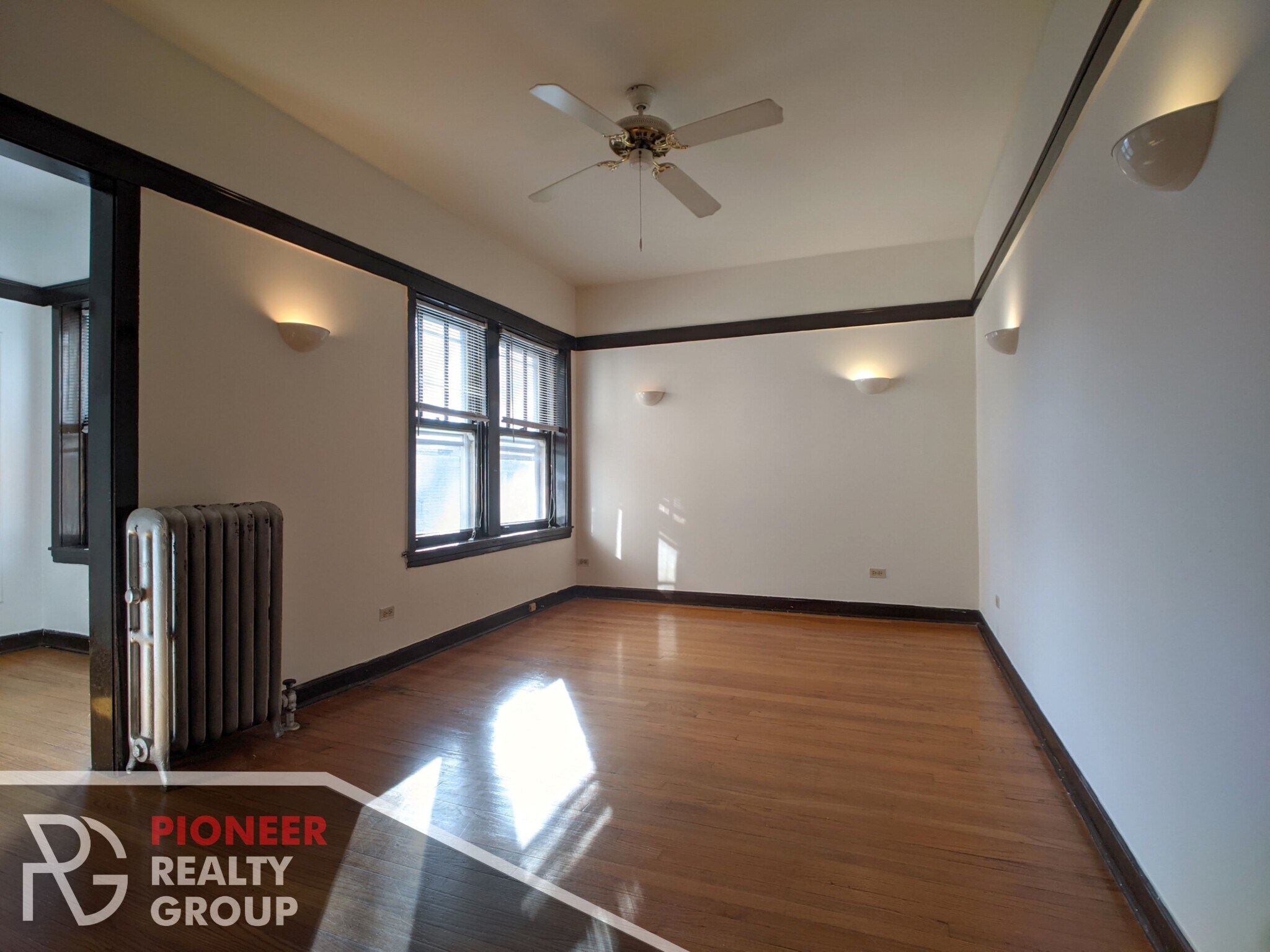 Building Photo - 822 W Waveland Ave