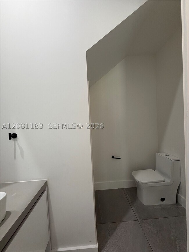 Building Photo - 4655 SW 32nd Ave