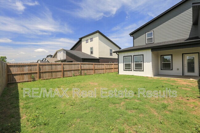 Building Photo - 1401 SW Poigai Wy