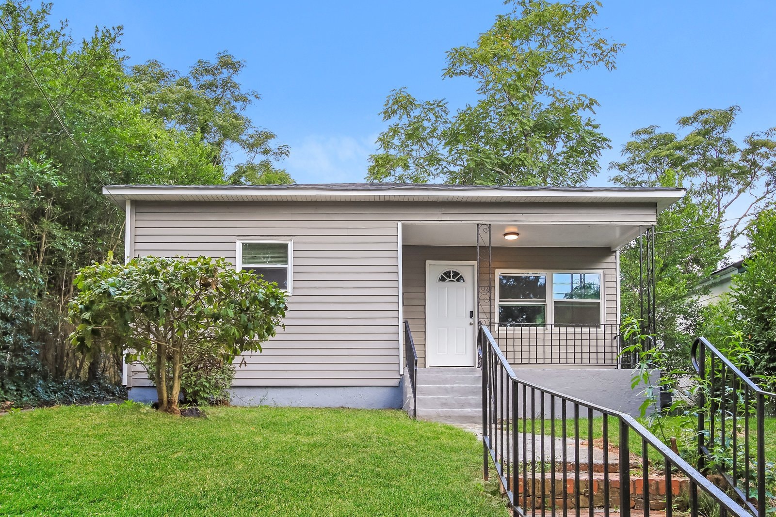 Building Photo - 743 Katherine St