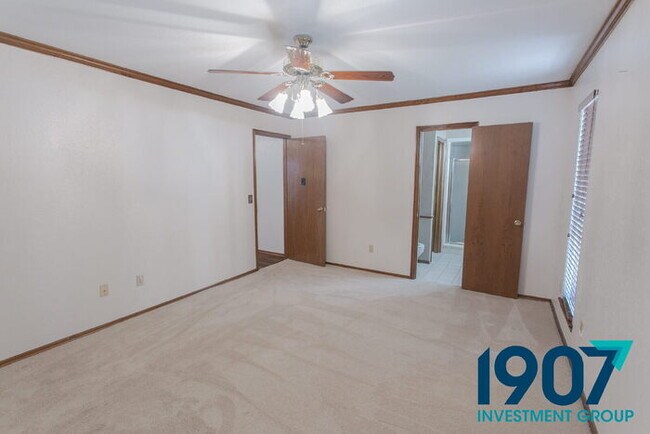 Building Photo - Three-Bedroom Home in Moore Schools