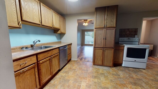 Building Photo - Large Bremerton Duplex Unit Available for ...