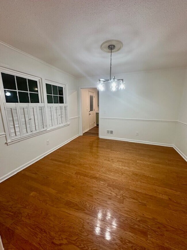 Building Photo - Renovated 5BR Home Minutes from Downtown Columbia | Two Full Kitchens + Fenced Yard ~ Available M...